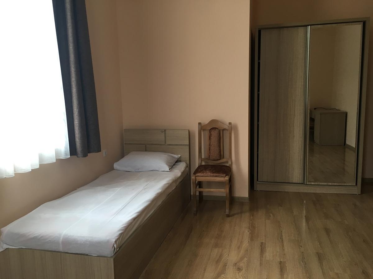 Kmg Hotel Khashuri エクステリア 写真
