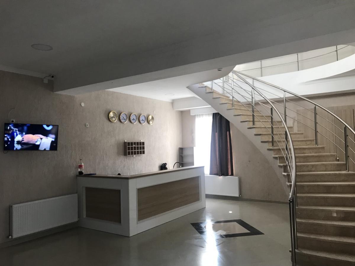 Kmg Hotel Khashuri エクステリア 写真